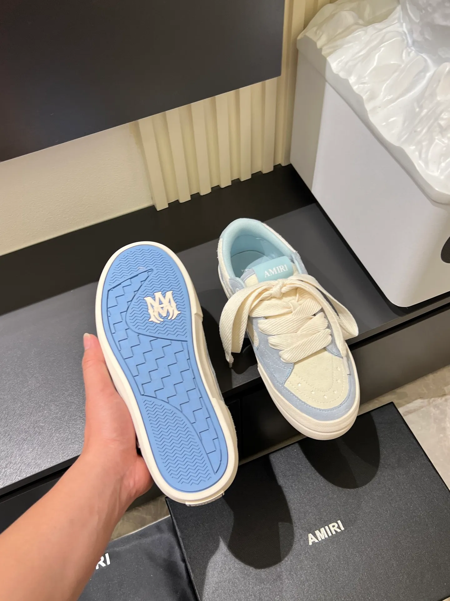 Men's shoes 💰p560 "AMIR*" new men's low-top casual sports sneakers bone shoes, another pair of irresistible bone shoes. Bone shoes are one of AMIRI's most popular items. Made of first-layer cowhide upper. The side bones are made of two cowhide laminations. It has a three-dimensional effect. The leather incisions are all oil-edged. Contrast color design. Simple style. Fashionable sports. Customized metal LOGO nameplate embellished with laces. Exclusive top-quality version. Supports contrast. Breathable mesh lining. The original rubber outsole is a must-have item for daily leisure. It is suitable for various occasions. If you pursue high quality, check it out. It is super cool on the feet and comes with a full set of original packaging! Size: 39-45!
